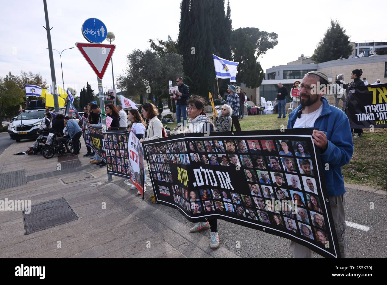 Jérusalem. 14 janvier 2025. Les proches et les partisans des otages détenus dans la bande de Gaza se rassemblent devant le bureau du premier ministre israélien à Jérusalem, le 14 janvier 2025. Un responsable israélien a déclaré mardi que "seuls les détails définitifs" restent à définir dans l'accord de cessez-le-feu pour otages à Gaza, alors que des pourparlers de haut niveau sont en cours au Doha au Qatar. Crédit : Jamal Awad/Xinhua/Alamy Live News Banque D'Images Jérusalem. 14 janvier 2025. Les proches et les partisans des otages détenus dans la bande de Gaza se rassemblent devant le bureau du premier ministre israélien à Jérusalem, le 14 janvier 2025. Un responsable israélien a déclaré mardi que "seuls les détails définitifs" restent à définir dans l'accord de cessez-le-feu pour otages à Gaza, alors que des pourparlers de haut niveau sont en cours au Doha au Qatar. Crédit : Jamal Awad/Xinhua/Alamy Live News Banque D'Images