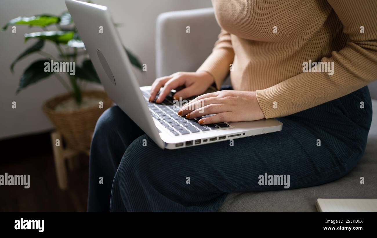 Conférence d'appel VDO travail à domicile travail à distance discuter en ligne sur appel vidéo sur conférence webcam ordinateur portable travail avec briefingE d'événement en ligne ordinateur portable Banque D'Images
