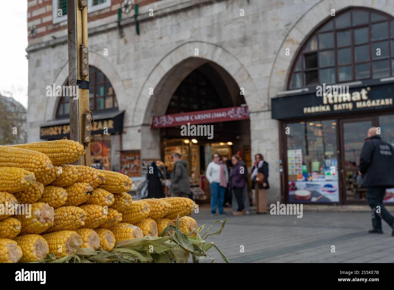 Istanbul, Turquie. 08 janvier 2025. Maïs sur l'épi en vente à l'extérieur de l'entrée du marché aux épices, le mot m?s?R a une double signification en turc : 'Egypte' et 'maïs'. Le Bazar aux épices, également connu sous le nom de Bazar égyptien, est l'un des plus grands marchés couverts historiques d'Istanbul, deuxième seulement après le célèbre Grand Bazar. (Photo de John Wreford/SOPA images/SIPA USA) crédit : SIPA USA/Alamy Live News Banque D'Images