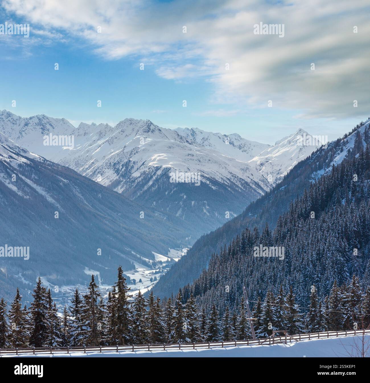 Paysage de montagne d'hiver. Région de ski Kappl dans les montagnes du Tyrol, Autriche. Banque D'Images