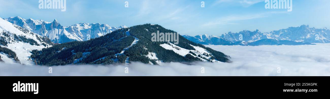 Paysage de montagne Hiver Matin de nuages dans la vallée ci-dessous (Hochkoenig région, Autriche) Banque D'Images