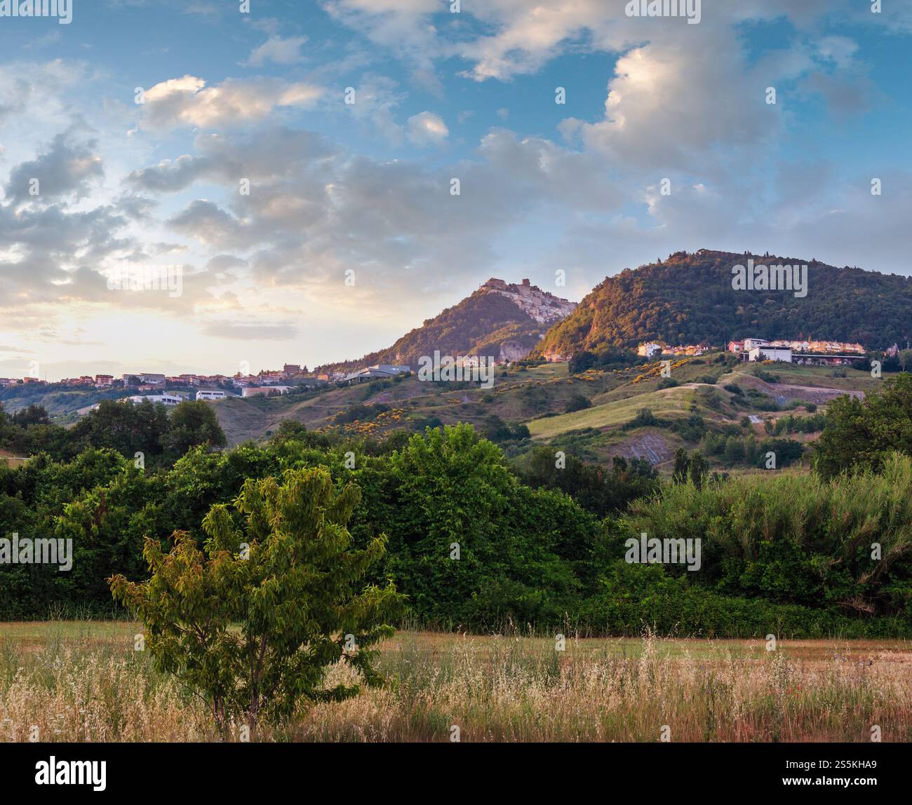 La République de Saint-Marin (la plus ancienne république du monde) vue au lever du soleil avec Monte Titano de loin. Banque D'Images