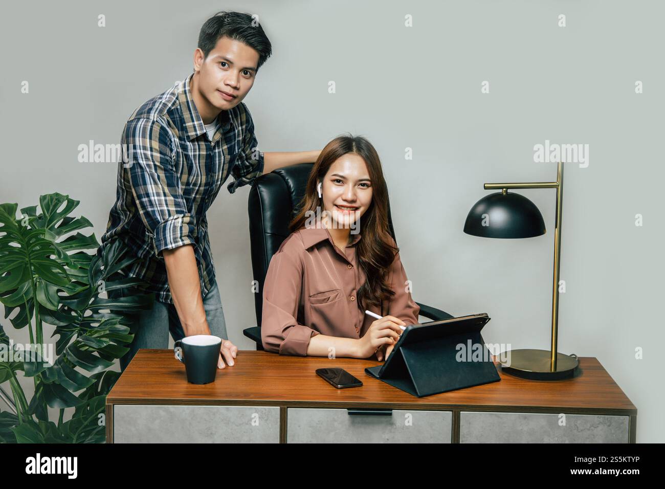 Les jeunes couples utilisent une tablette numérique travaillant à domicile tout en mettant en quarantaine la pandémie de coronavirus nouvelle politique normale mise en œuvre, Lifestyle Work from home Banque D'Images