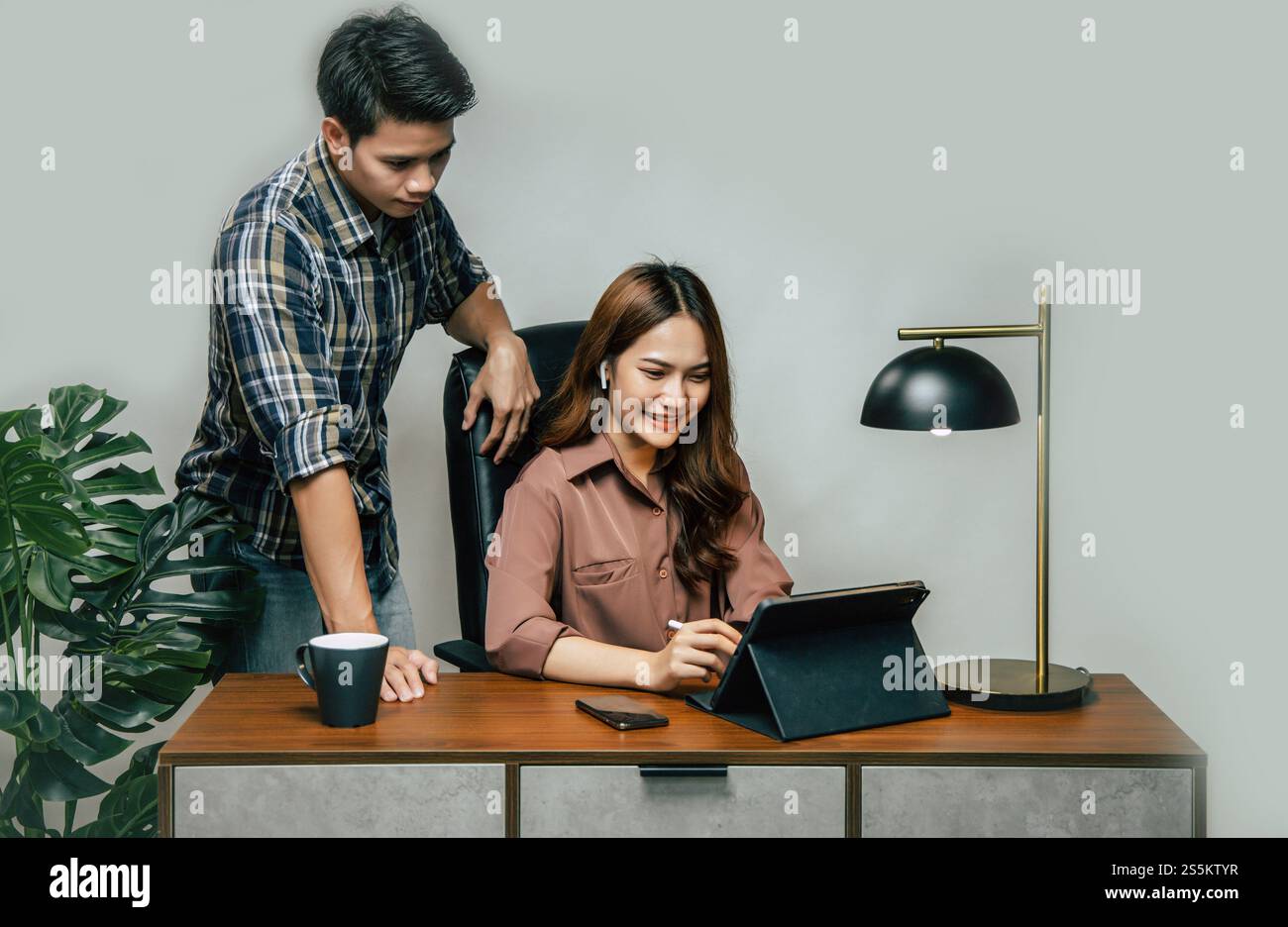 Les jeunes couples utilisent une tablette numérique travaillant à domicile tout en mettant en quarantaine la pandémie de coronavirus nouvelle politique normale mise en œuvre, Lifestyle Work from home Banque D'Images