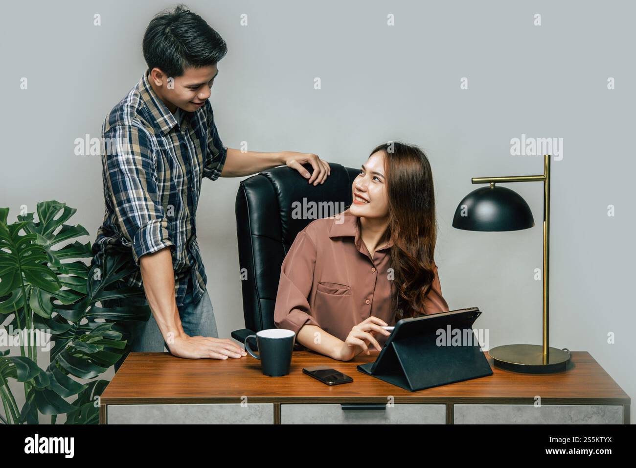 Les jeunes couples utilisent une tablette numérique travaillant à domicile tout en mettant en quarantaine la pandémie de coronavirus nouvelle politique normale mise en œuvre, Lifestyle Work from home Banque D'Images