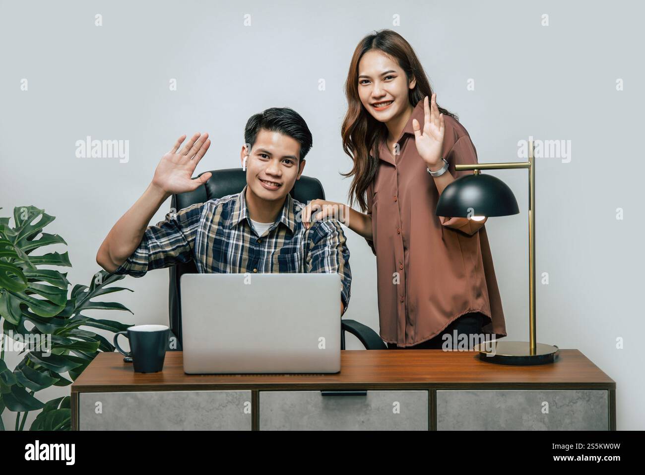 Jeune couple utilise un ordinateur portable travaillant à domicile pendant que la pandémie de coronavirus de quarantaine nouvelle politique normale mise en œuvre, Lifestyle Outbreak concept . Banque D'Images