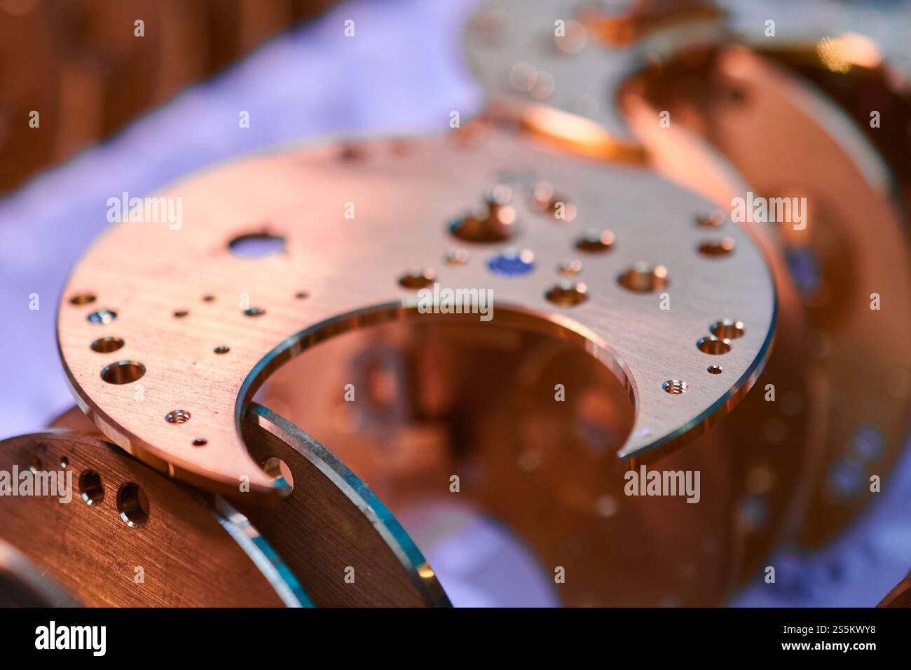 Bases de mécanisme de montre complexes fabriquées dans un atelier de métallurgie mettant en valeur l'artisanat et la précision dans les détails Banque D'Images