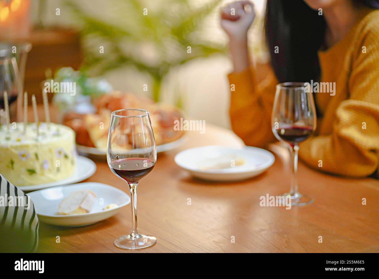 Amis joyeux appréciant la fête de vacances d'anniversaire à la maison. Amis asiatiques acclamant boire du vin rouge célébrant la fête du nouvel an Banque D'Images