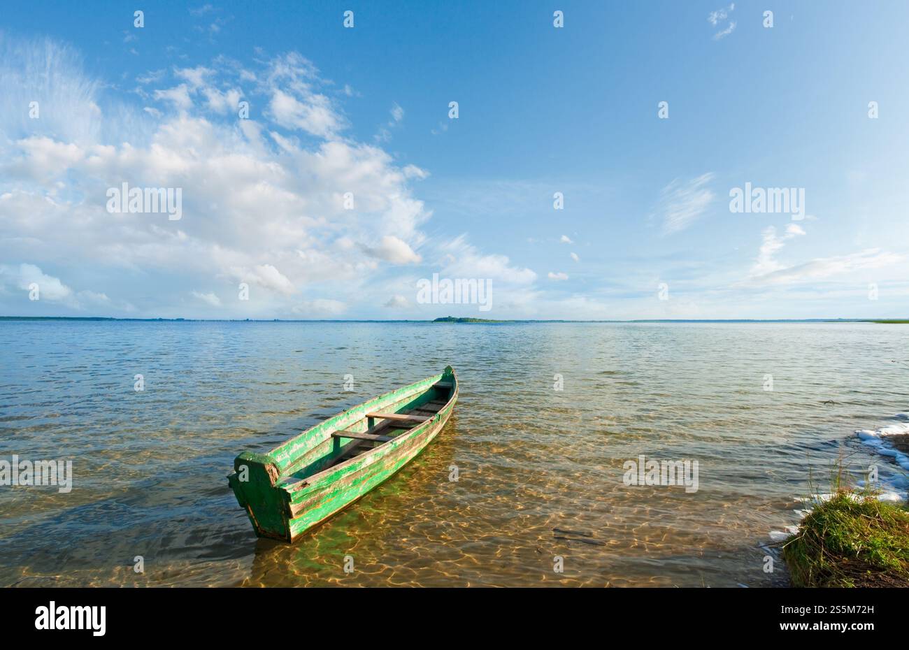 Vieux bateau de pêche en bois sur le lac d'été (Banque Svityaz, Ukraine) Banque D'Images
