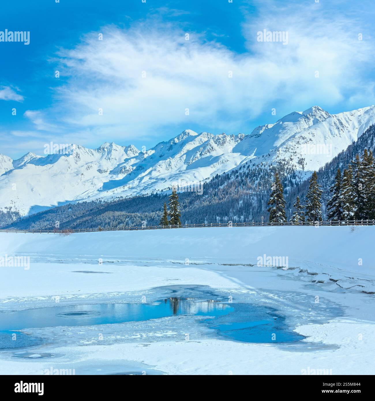 Paysage de montagne d'hiver avec le lac. Région de ski Kappl dans les montagnes du Tyrol, Autriche. Banque D'Images