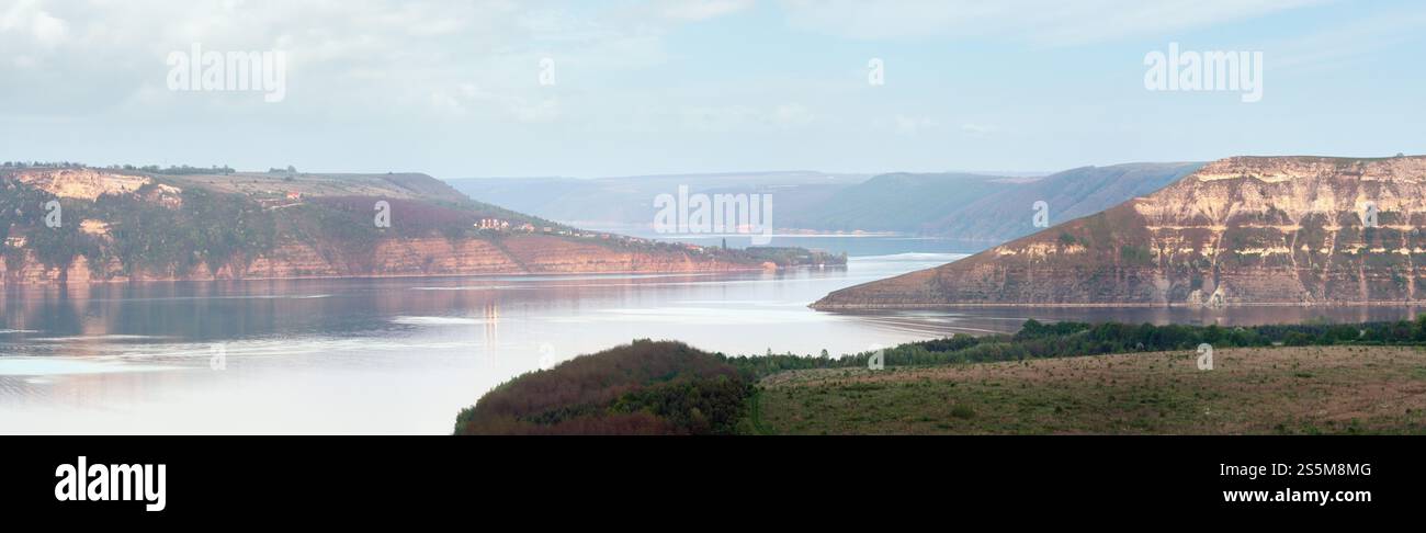 Bakota (est une colonie submergée historique sur la rivière Dnister) dans les derniers rayons du soleil. Panorama printanier brumeux en soirée. ( Khmelnytskyi Oblast, Ukraine) Banque D'Images