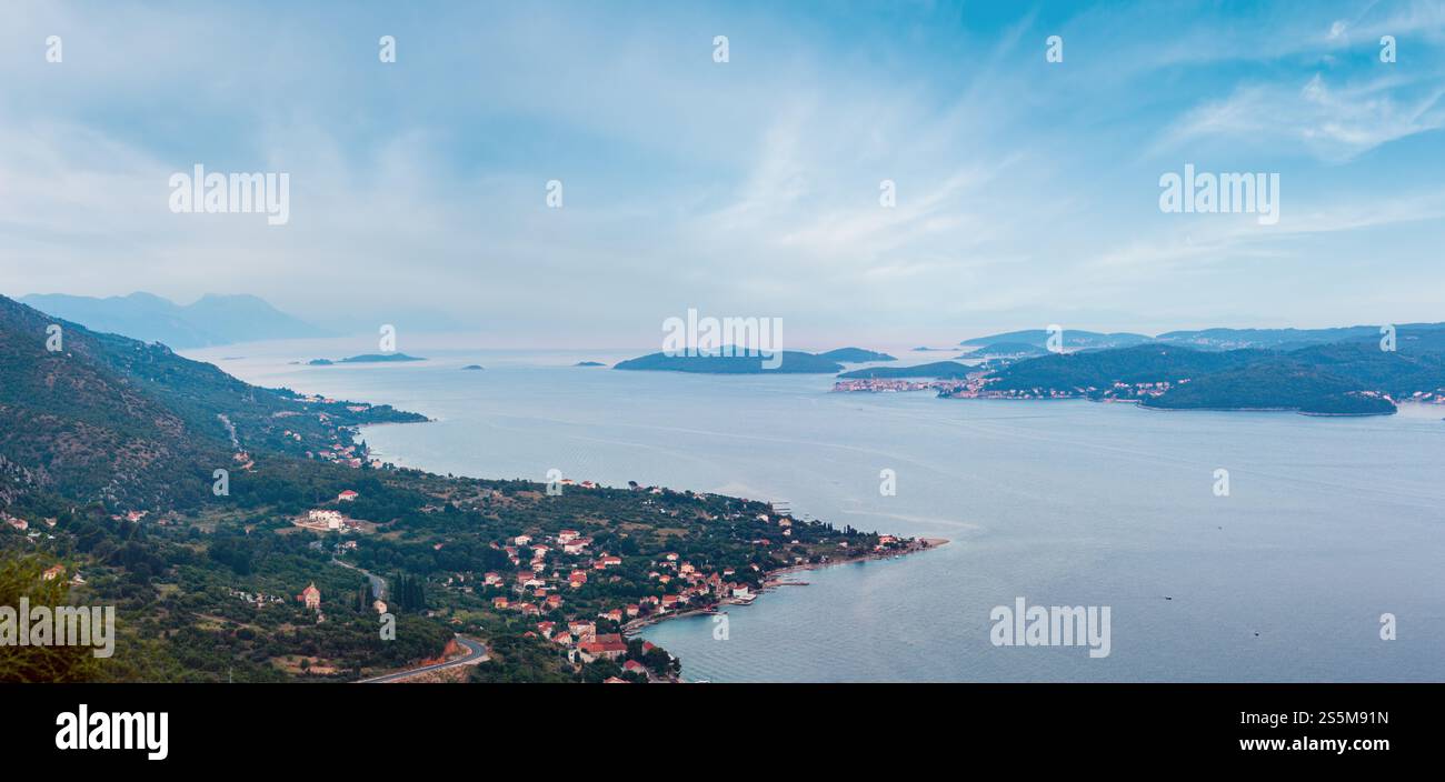 Crépuscule sur la mer, panorama îles croates et Viganj village sur seashore (péninsule de Peljesac, Croatie). Banque D'Images