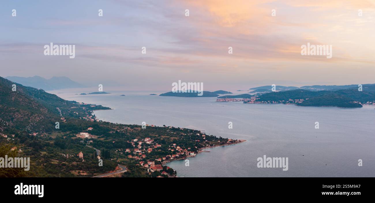 Crépuscule sur la mer, panorama îles croates et Viganj village sur seashore (péninsule de Peljesac, Croatie). Banque D'Images