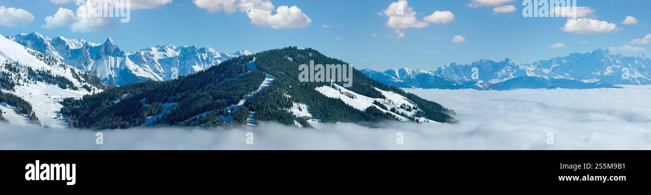 Paysage de montagne Hiver Matin de nuages dans la vallée ci-dessous (Hochkoenig région, Autriche) Banque D'Images