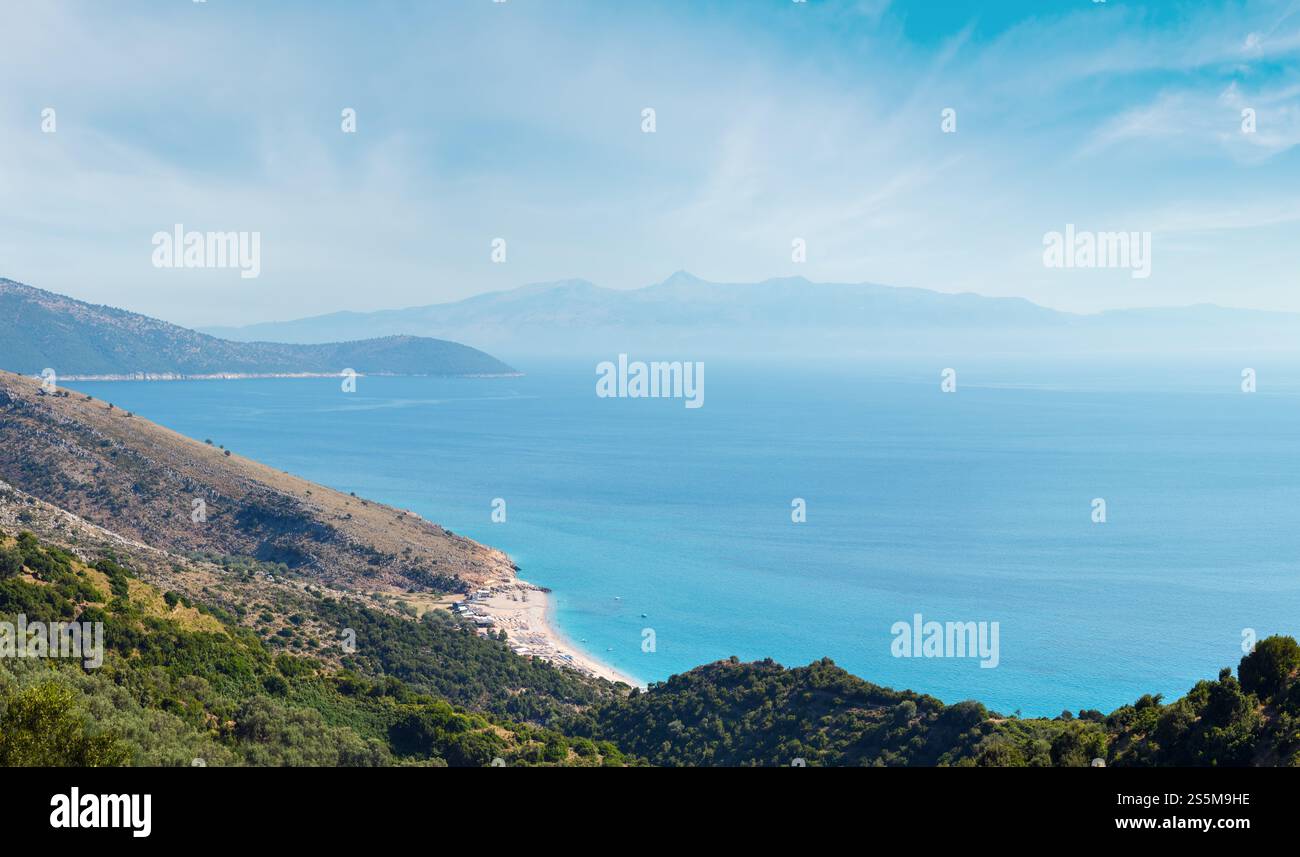 Mer Adriatique côte d'été avec plage et l'île de Corfou dans la brume (Lukove komuna, Albanie). Vue depuis le col de montagne. Banque D'Images