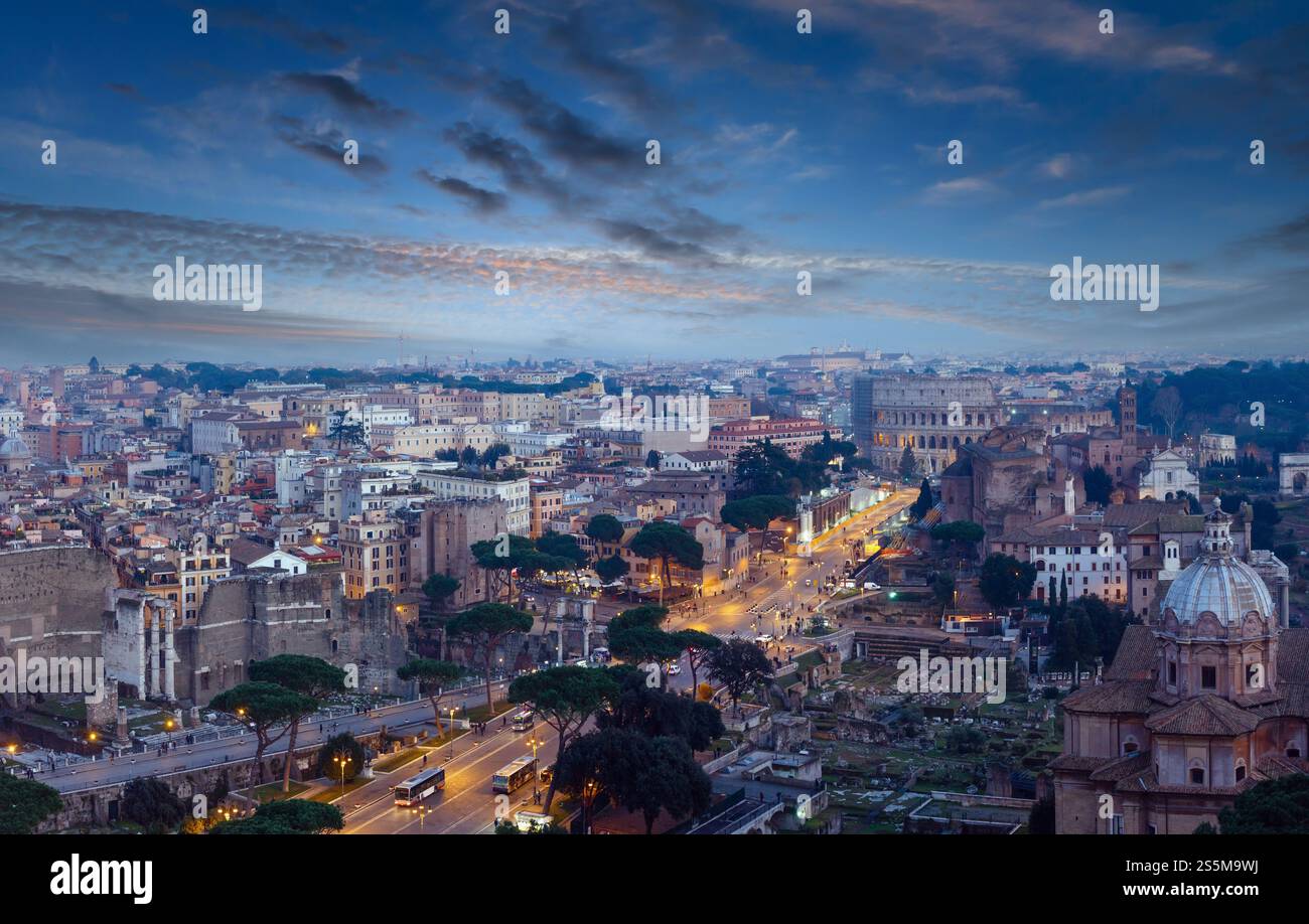 Ruines du Forum romain. Vue en soirée sur la ville de Rome depuis le sommet de Vittoriano II. Les gens sont méconnaissables. Banque D'Images