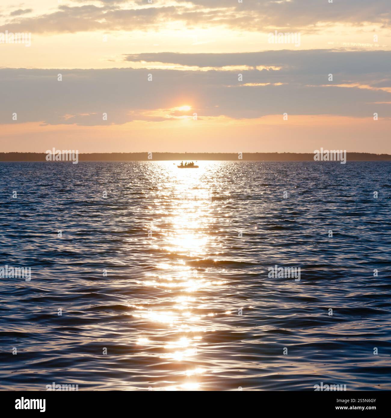 Coucher de soleil, la voie et la pêche bateau sur la surface du lac d'été. Banque D'Images