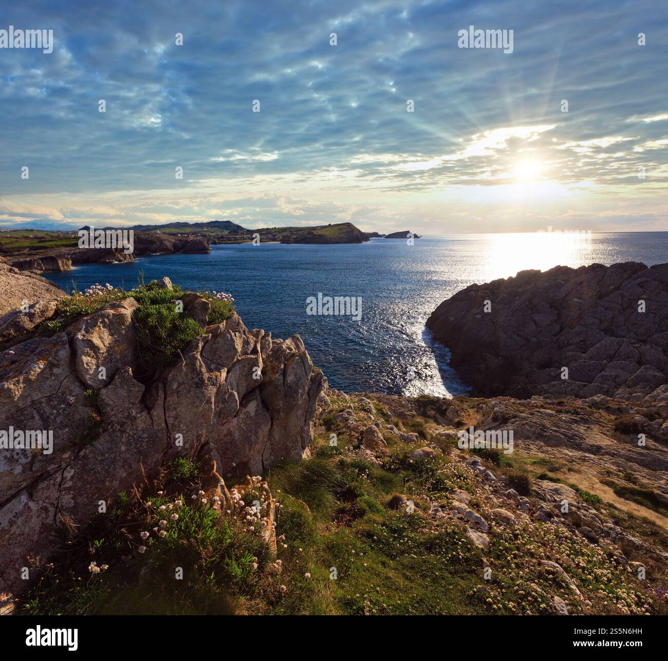 Soirée de printemps paysage littoral de l'océan Atlantique avec la réflexion sur la surface de l'eau (Cantabrie, Espagne). Banque D'Images