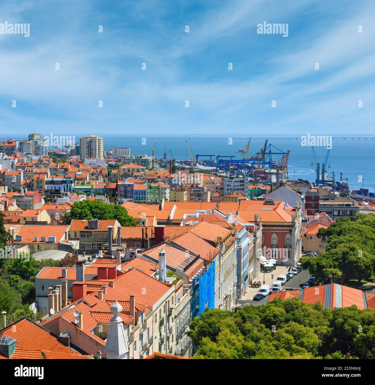 Port de mer avec vue sur la ville de grues et toit du monastère à Lisbonne, Portugal. Banque D'Images
