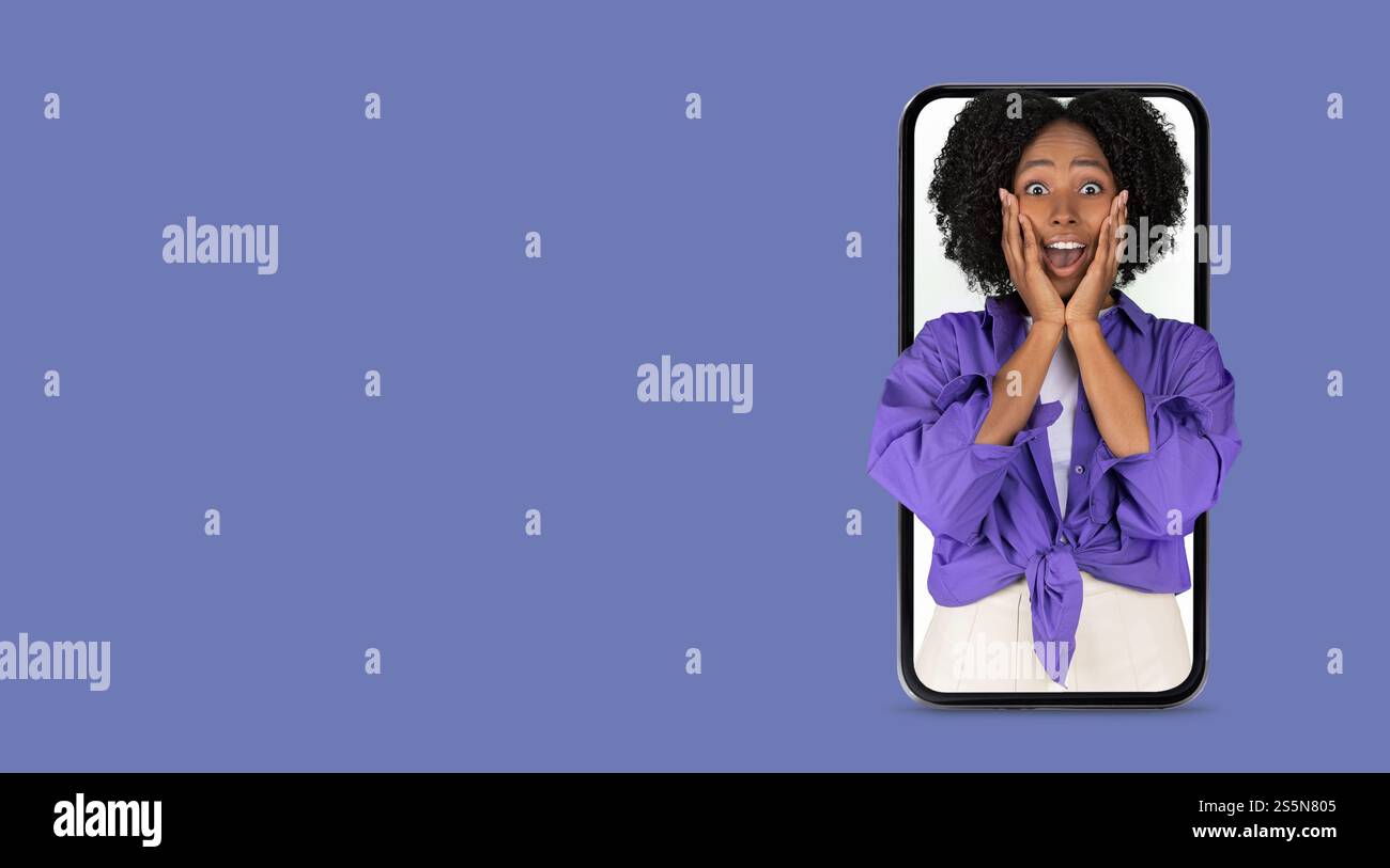 Personne excitée réagissant au contenu du smartphone avec un grand écran Banque D'Images