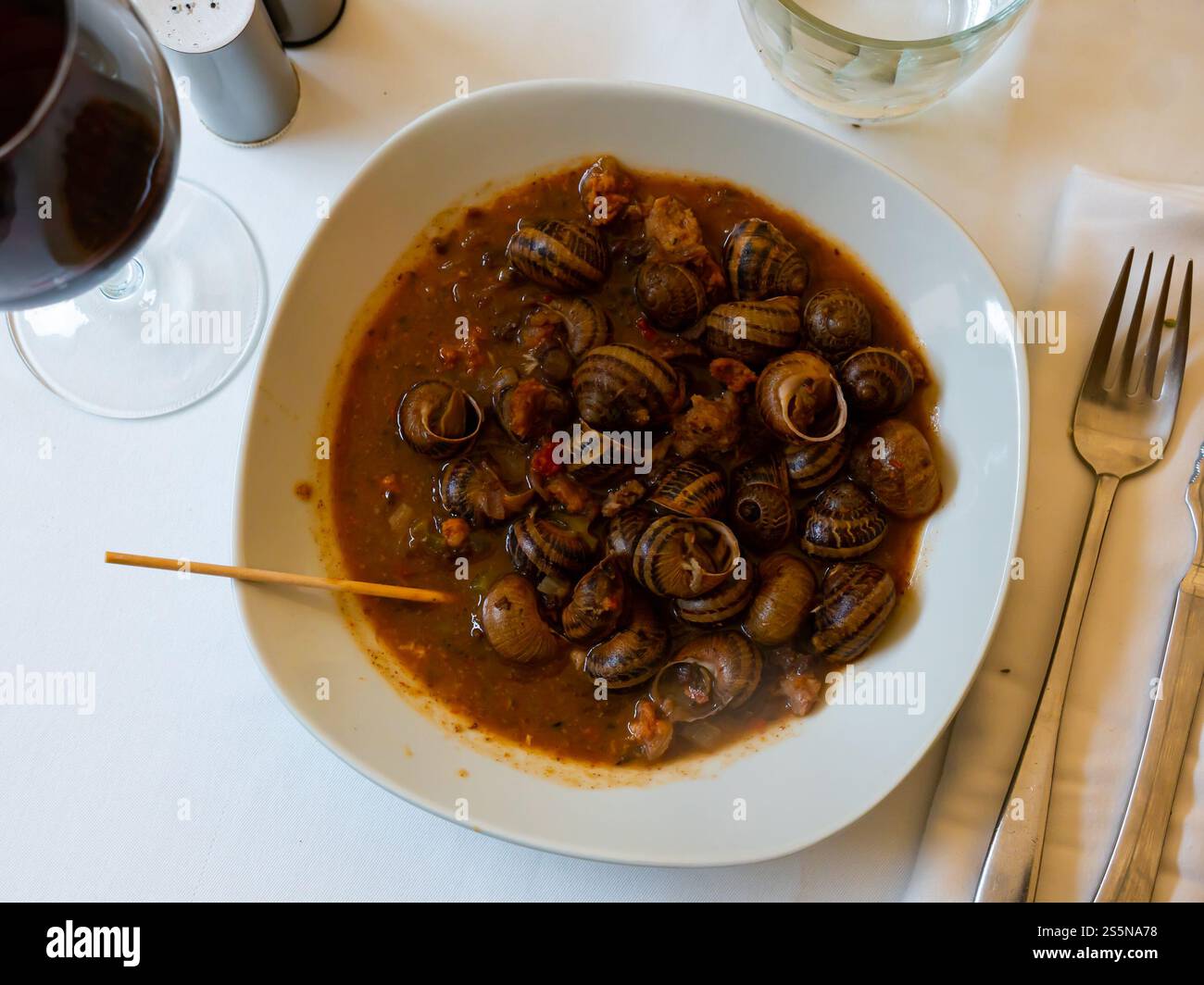 Ragoût de fruits de mer méditerranéens avec escargots de caracoles et sauce végétale Banque D'Images