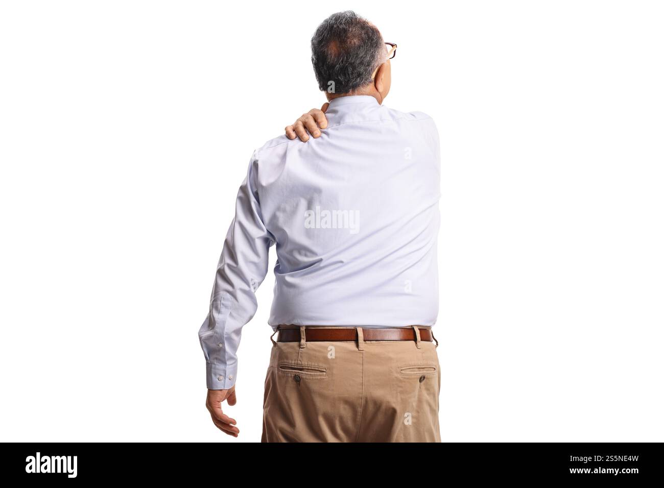 Homme âgé avec douleur à l'épaule isolé sur fond blanc Banque D'Images