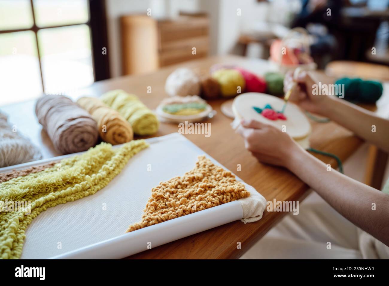 Aiguille perforée. Femme asiatique faisant tricoter Hobby à la main dans l'atelier de studio. Designer Workplace projet artisanal fait à la main concept de broderie DIY Banque D'Images