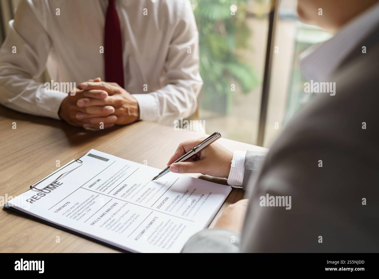 Examinateur lisant un curriculum vitae pendant l'entrevue d'emploi au bureau concept des affaires et des ressources humaines. Banque D'Images
