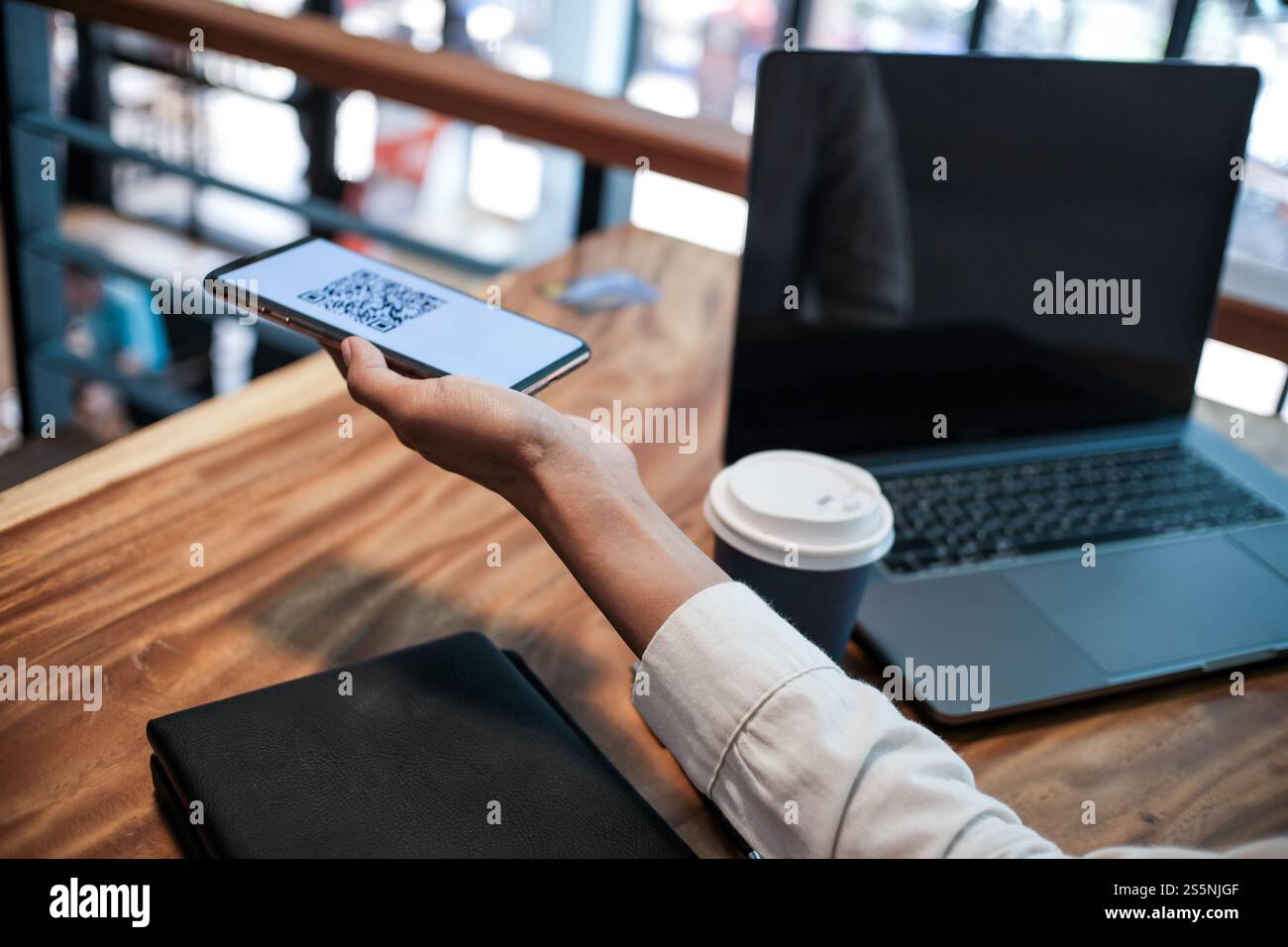 Paiement par code QR. Femme scannant le code QR concept de technologie Cashless d'achat en ligne Banque D'Images