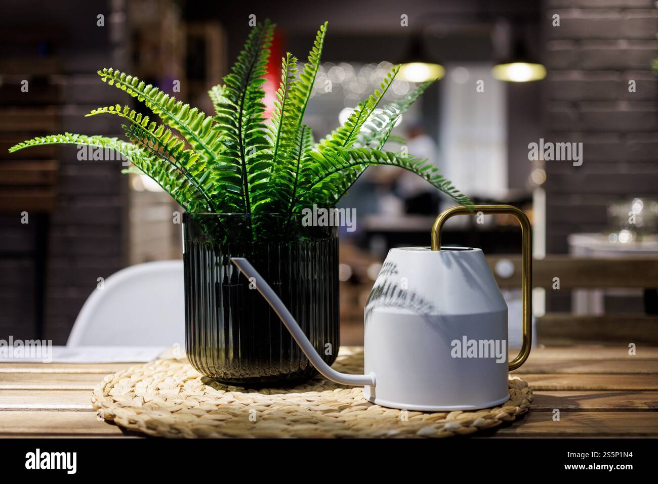 Plantes vertes artificielles en plastique sur la table dans l'appartement Banque D'Images
