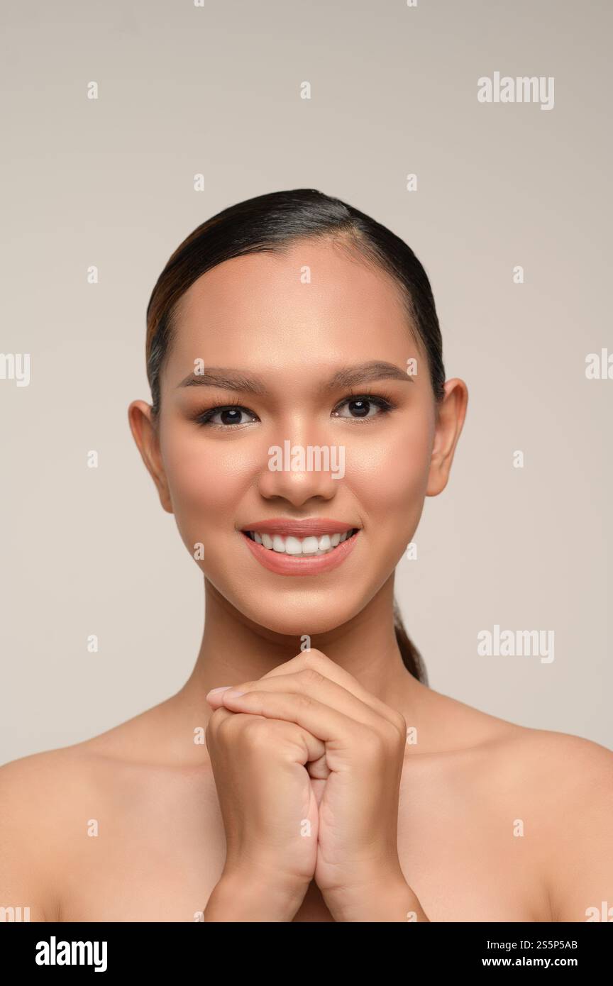 Portrait avec des mains de manucure de belle femme asiatique sourire, belle peau propre naturelle maquillage nature, spa frais beauté féminine cométique, espace de copie Banque D'Images