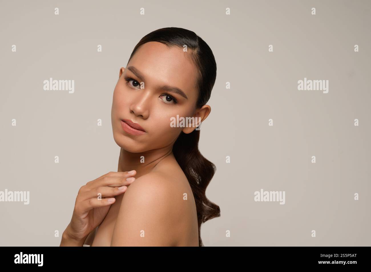 Portrait avec les mains de manucure de la belle femme asiatique toucher l'épaule et le sourire, beau maquillage naturel de peau propre nature, beauté féminine de spa fraîche Banque D'Images