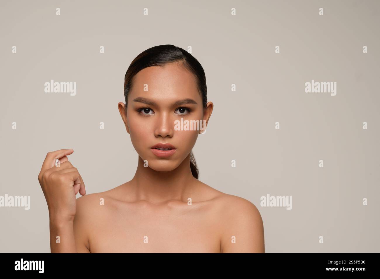 Portrait avec des mains de manucure de belle femme asiatique avec naturel peau propre maquillage nature, spa frais beauté féminine cométique, espace de copie Banque D'Images