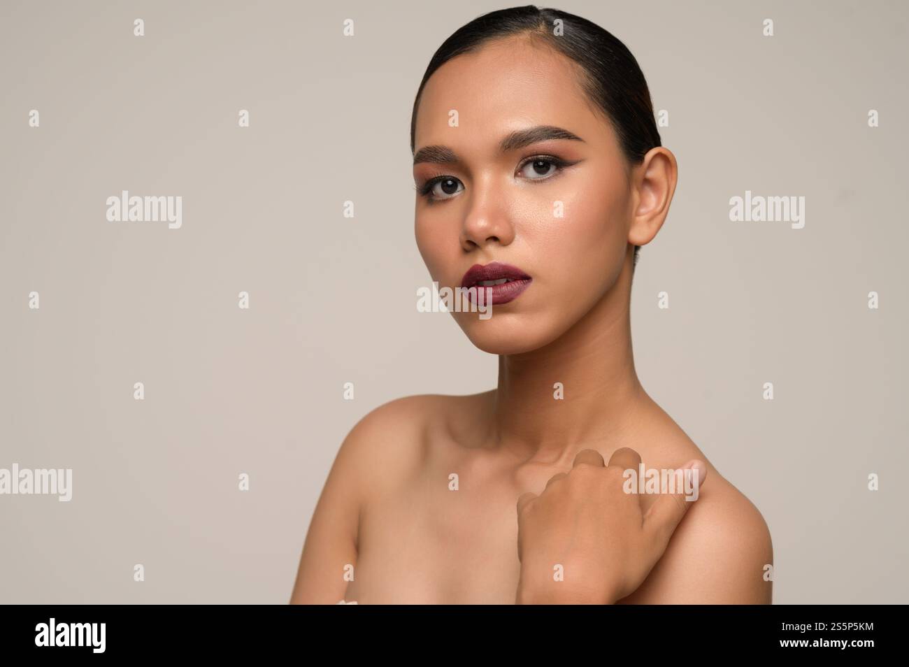 Portrait avec des mains de manucure de belle femme asiatique toucher sur l'épaule, beau maquillage naturel de peau propre nature, beauté féminine de spa fraîche Banque D'Images