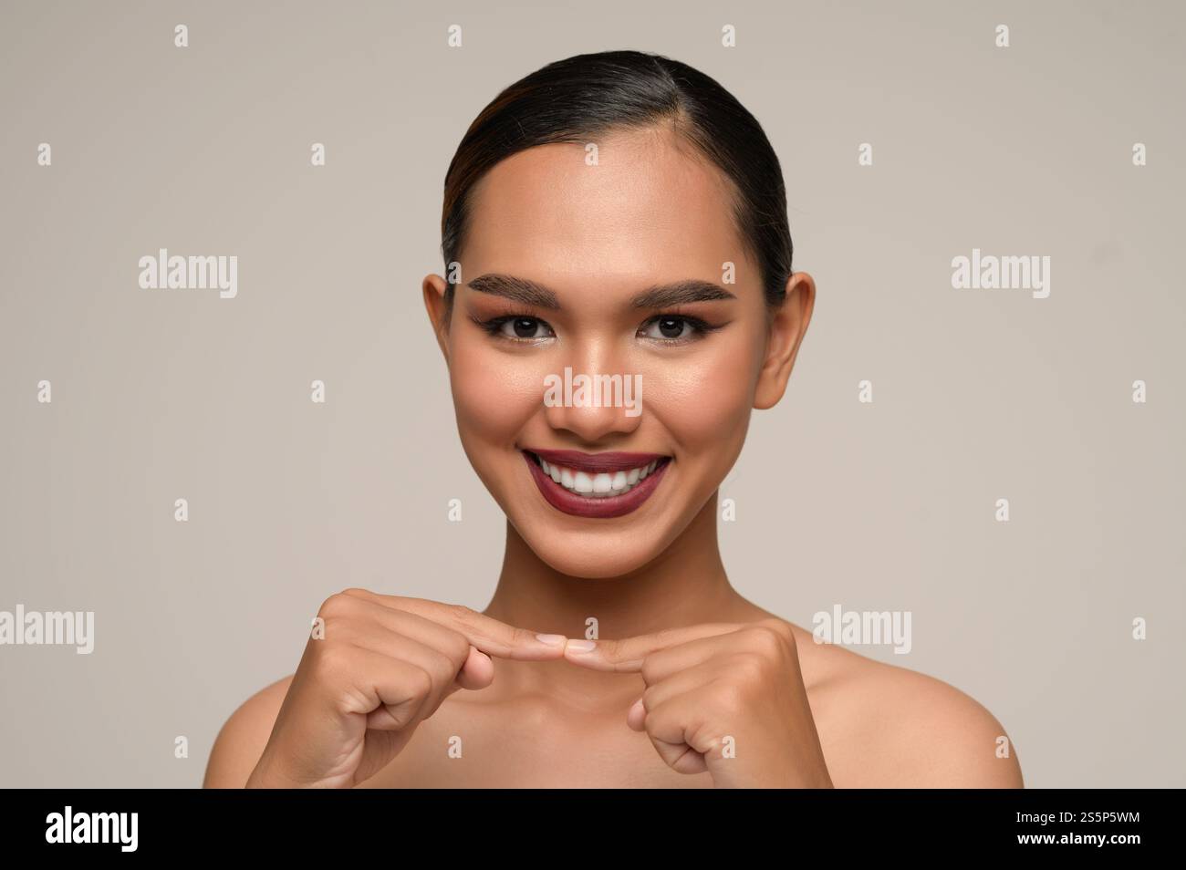 Portrait avec des mains de manucure de belle femme asiatique toucher le doigt et le doigt avec un grand sourire, beau maquillage naturel de la peau propre, spa frais Banque D'Images