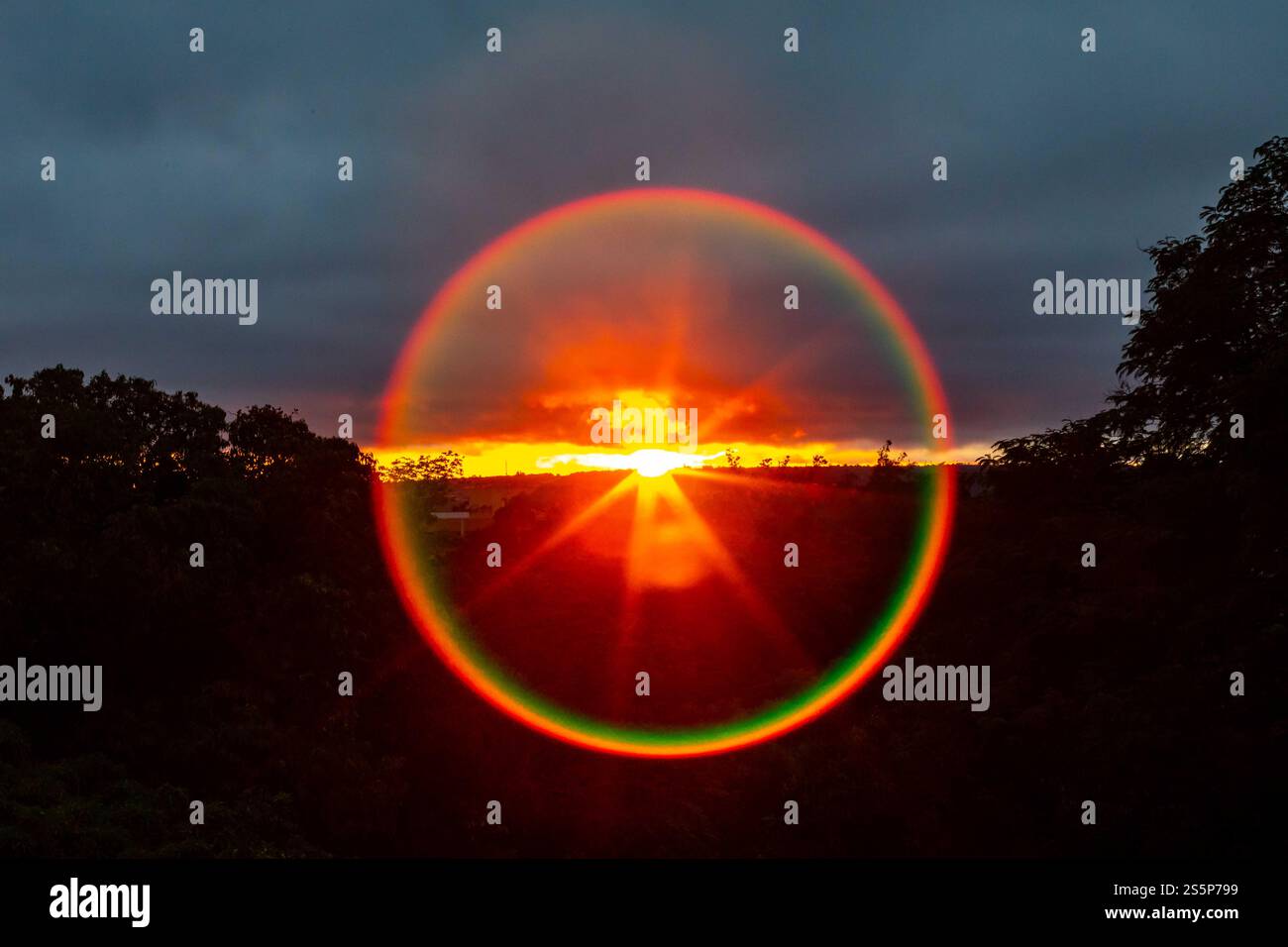 Superbe rayon de soleil circulaire avec des couleurs arc-en-ciel circulaires polarisées Banque D'Images