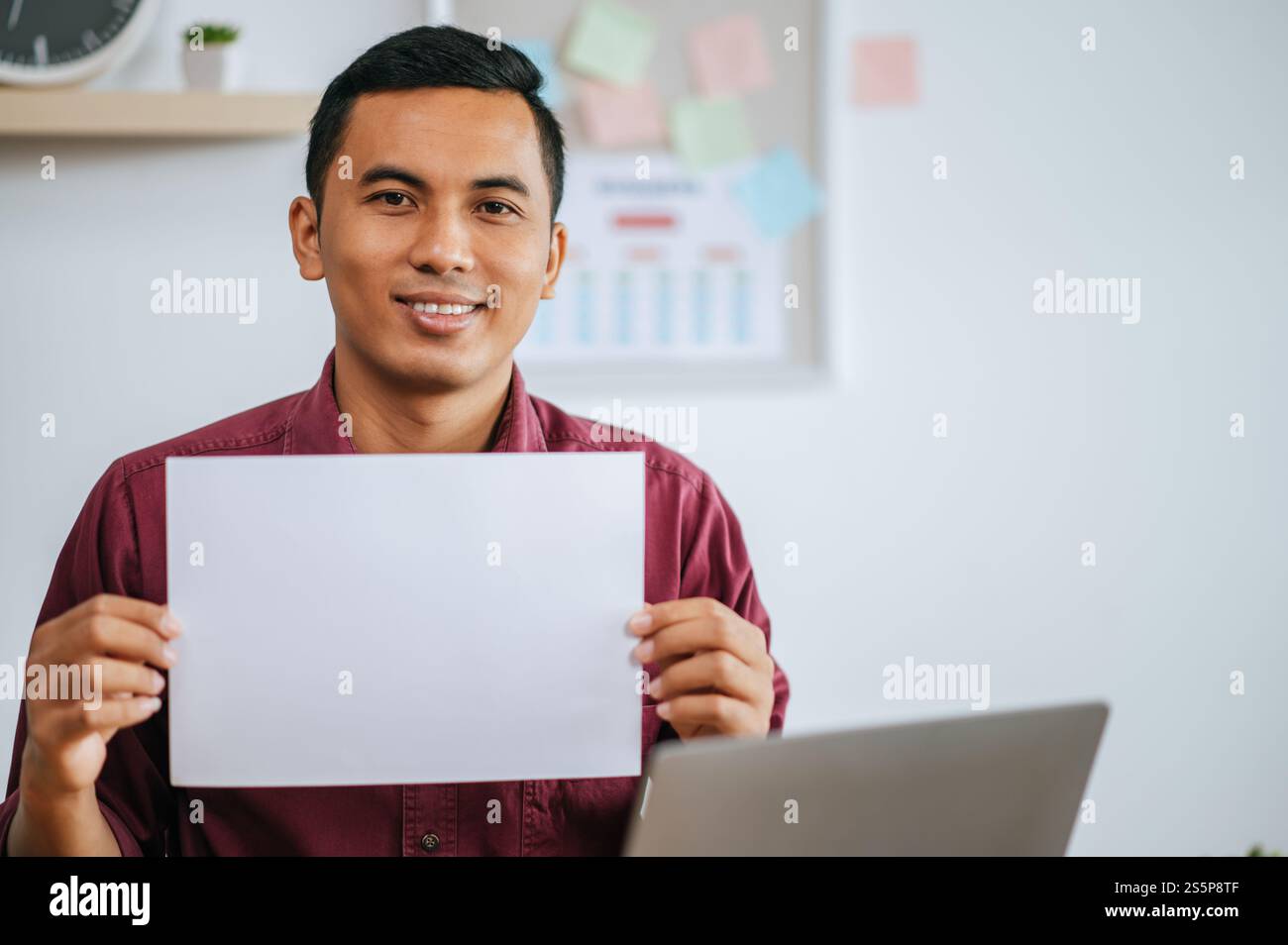 Employé masculin présentant des documents au bureau Banque D'Images Employé masculin présentant des documents au bureau Banque D'Images