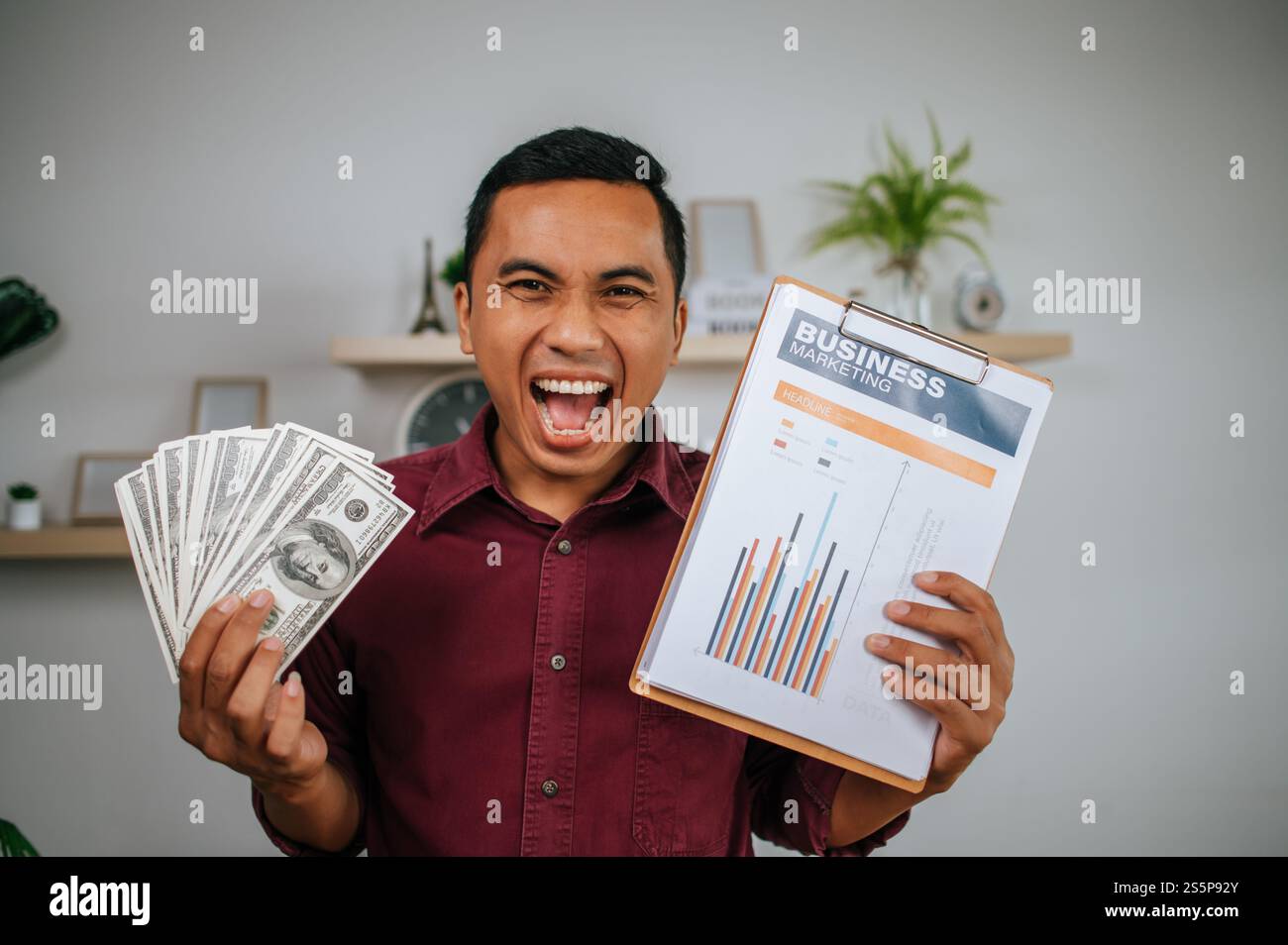 Employé masculin détenant des fichiers et de l'argent les jours réussis Banque D'Images Employé masculin détenant des fichiers et de l'argent les jours réussis Banque D'Images