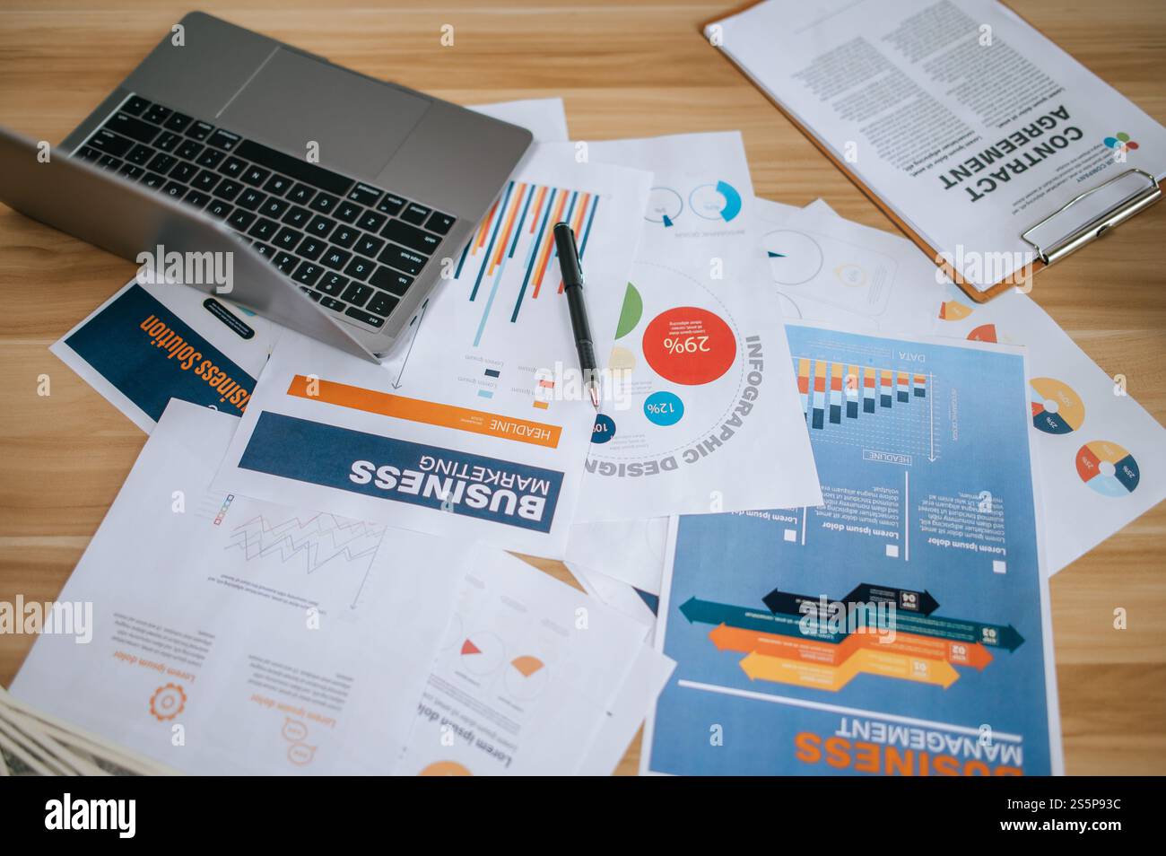 Beaucoup de paperasse et un ordinateur portable sur le bureau. Banque D'Images Beaucoup de paperasse et un ordinateur portable sur le bureau. Banque D'Images