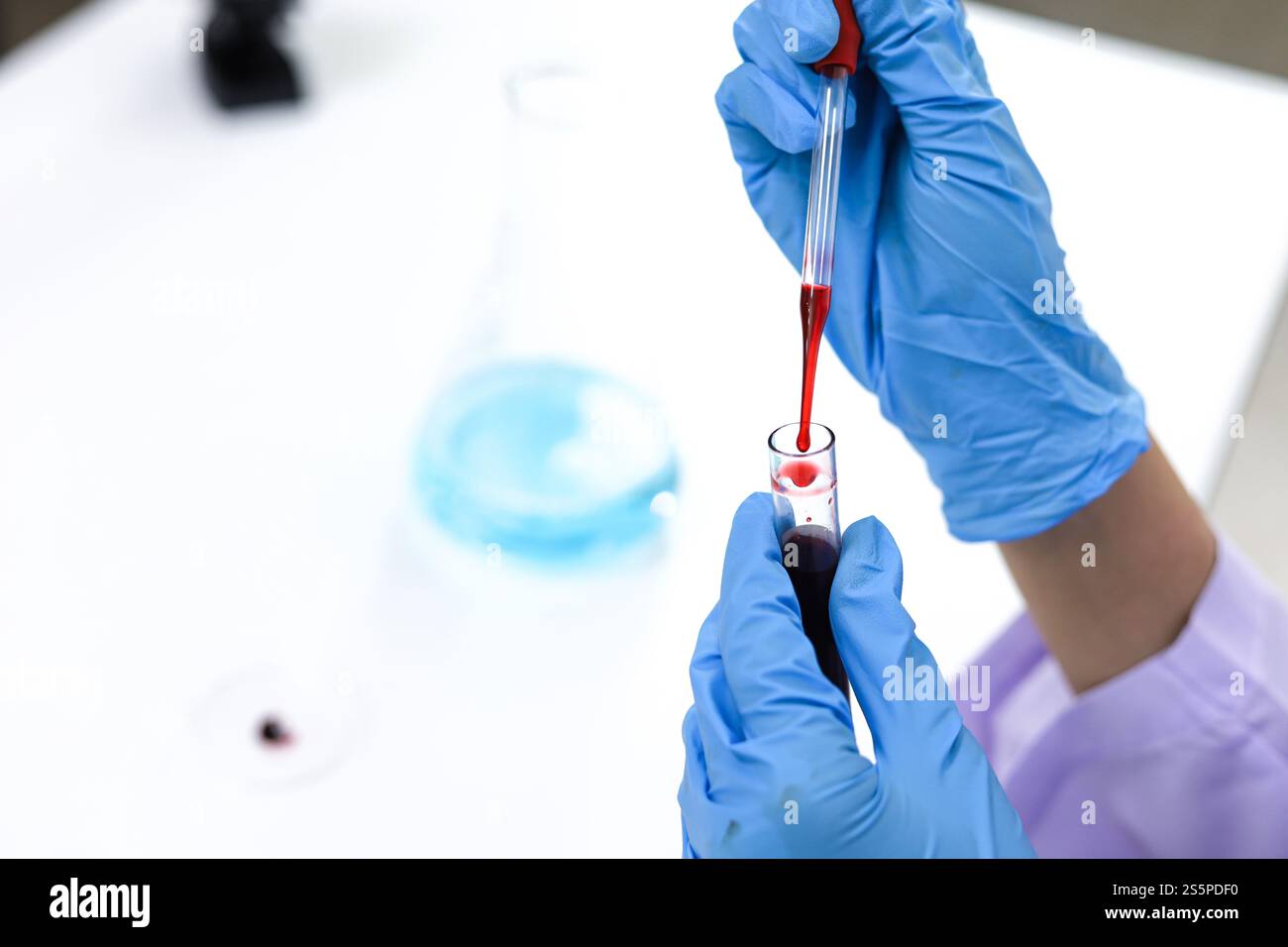 Scientifique tenant un tube de prélèvement sanguin infecté par le coronavirus covid-19. Analyse ADN du sang en laboratoire avec des tubes de prélèvement de sang et Banque D'Images