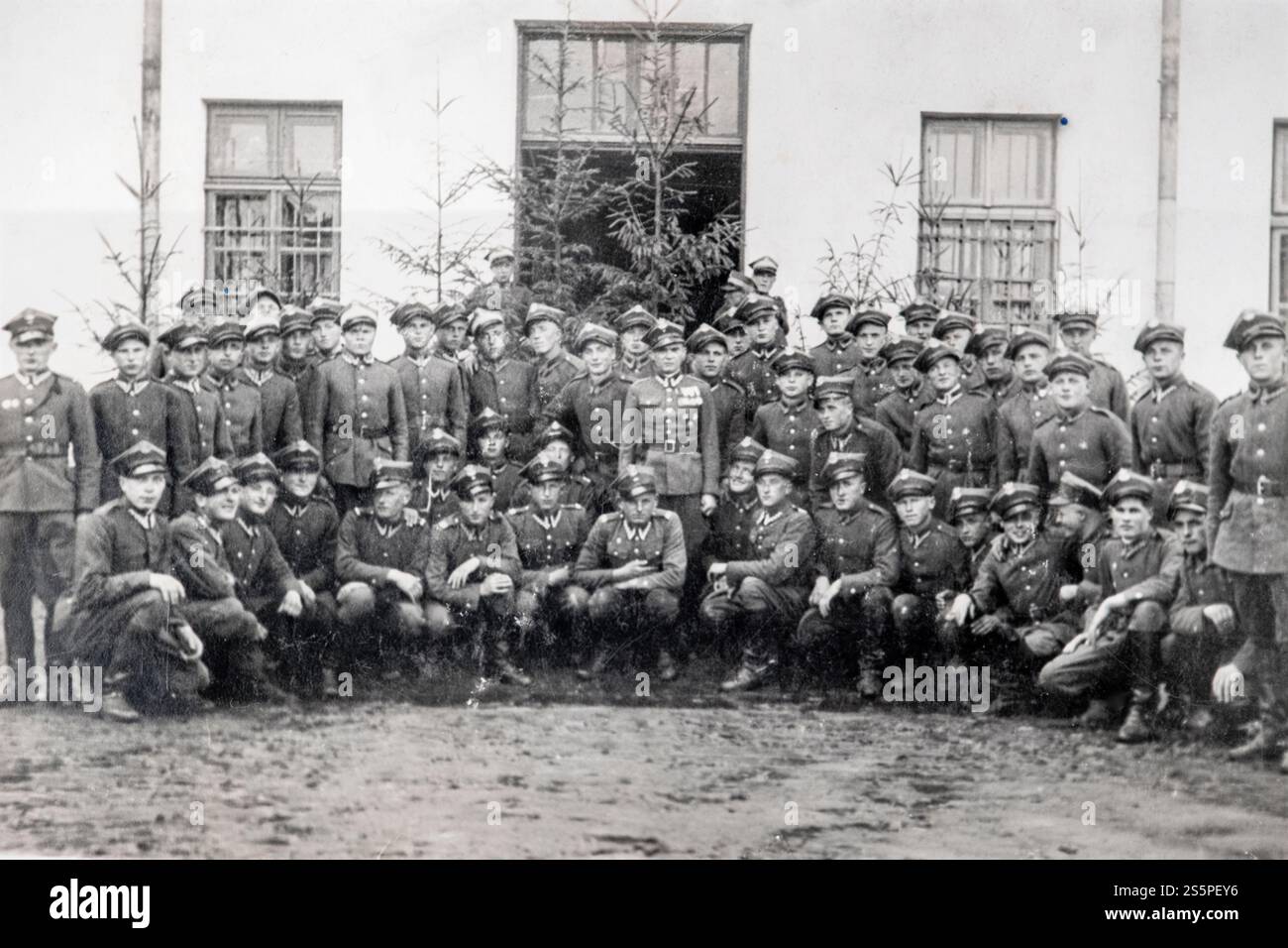 Photographie vintage d'un groupe de soldats polonais en uniforme posant pour une photographie dans un cadre formel. Pologne d'avant-guerre vers 1937 Banque D'Images