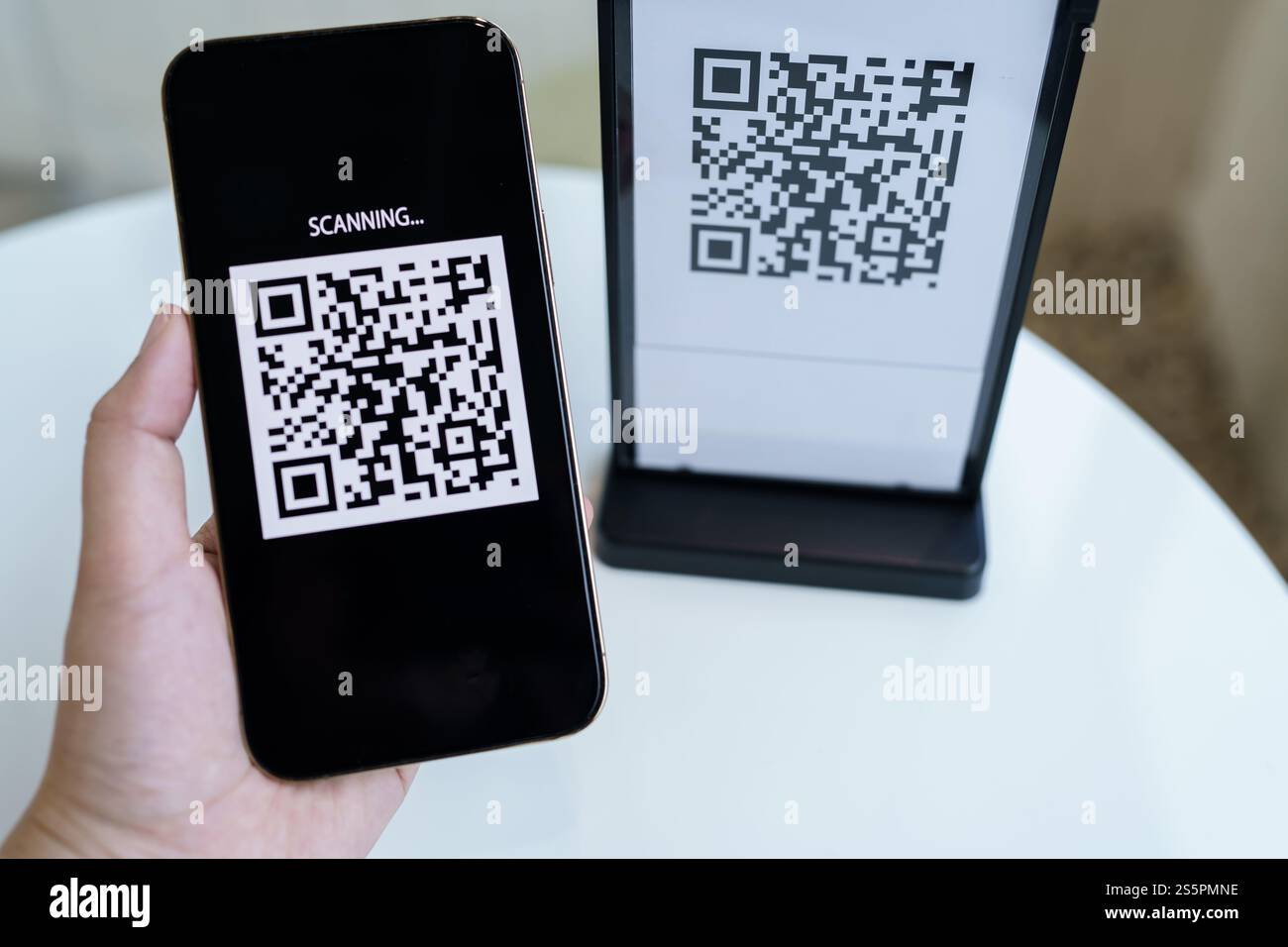 Paiement par code QR. E portefeuille. Man scan tag accepté générer paiement numérique sans argent.scan code QR en ligne shopping paiement sans espèces et Banque D'Images
