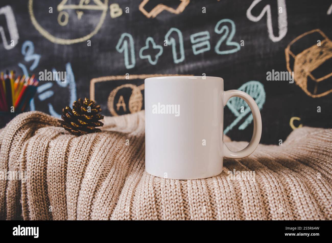 tasse sur le pull en classe Banque D'Images