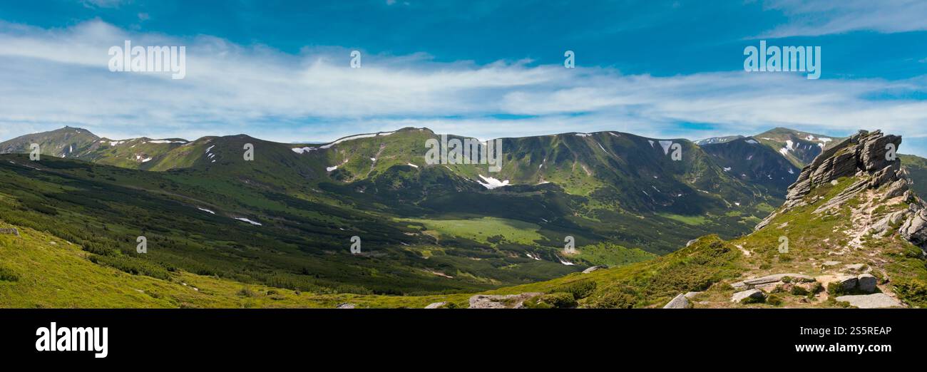 Vue sur la montagne en été avec neige et grosses pierres sur le flanc de la montagne. Banque D'Images
