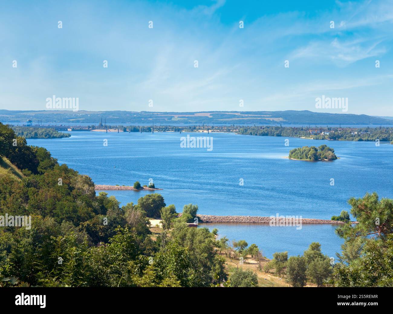 Été belle vue depuis le sommet de la colline sur la rivière Dnipro, Ukraine. Banque D'Images