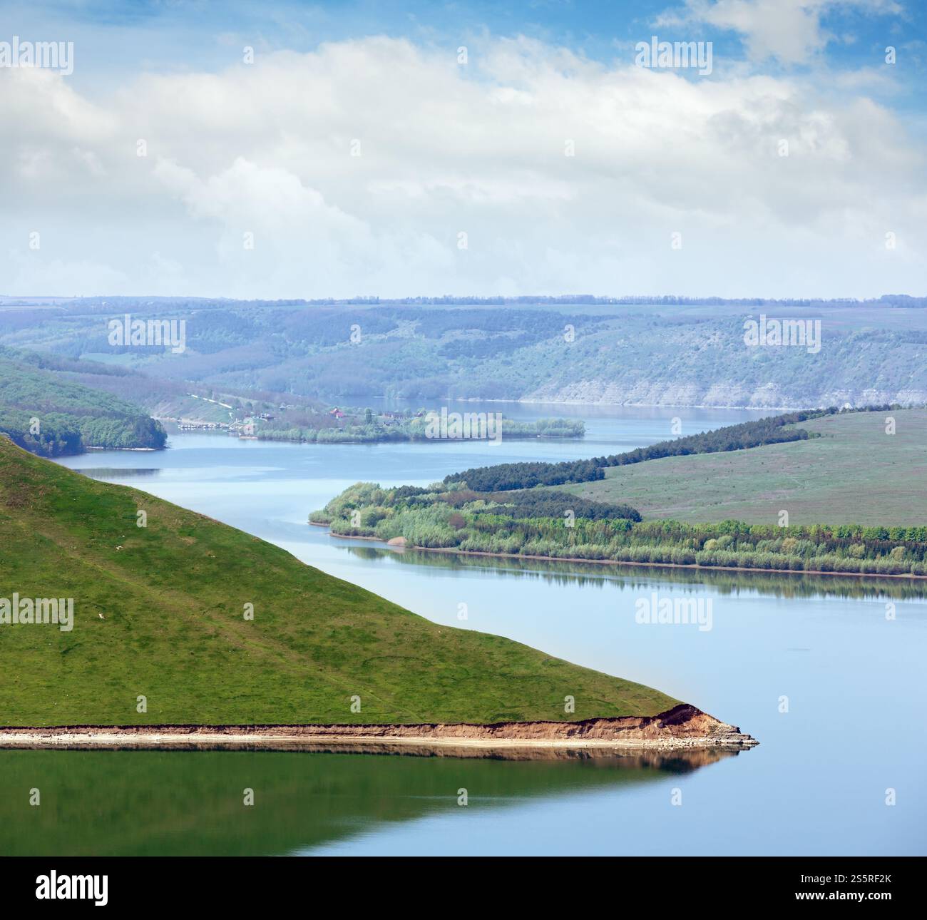 Bakota (baie sur la rivière Dnister et site historique submergé) vue sur la source de brume, Oblast de Khmelnytskyi, Ukraine. Banque D'Images