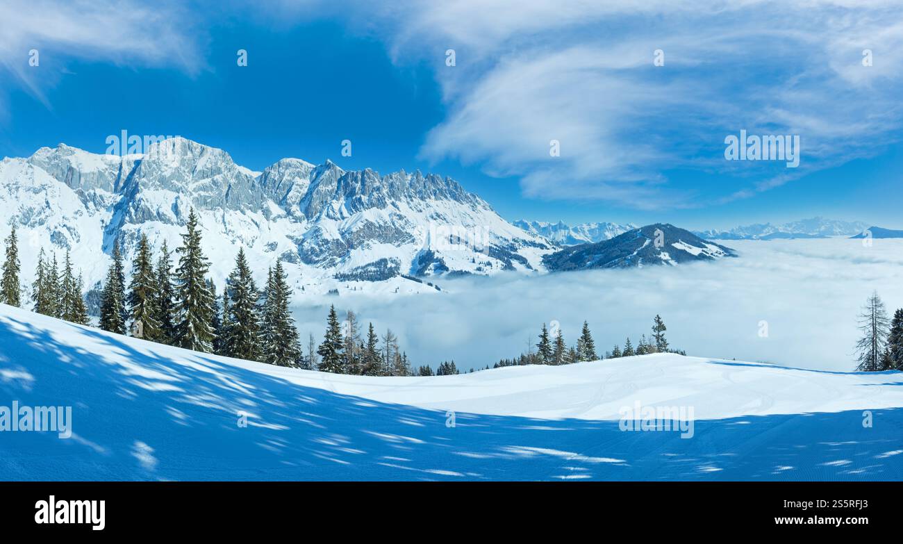 Paysage de montagne Hiver Matin de nuages dans la vallée ci-dessous (Hochkoenig région, Autriche) Banque D'Images