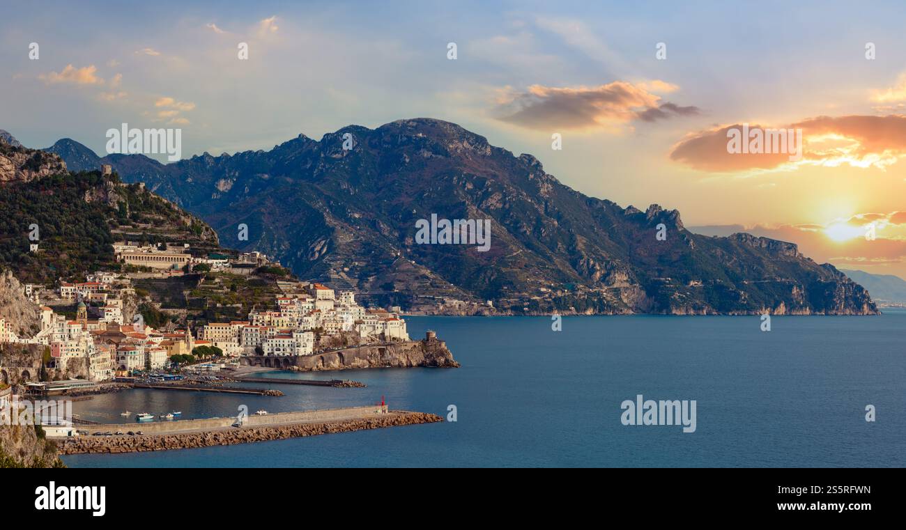 Panorama de la côte Amalfi, province de Salerne, en Italie. Tous les hommes ne sont pas reconnus. Banque D'Images