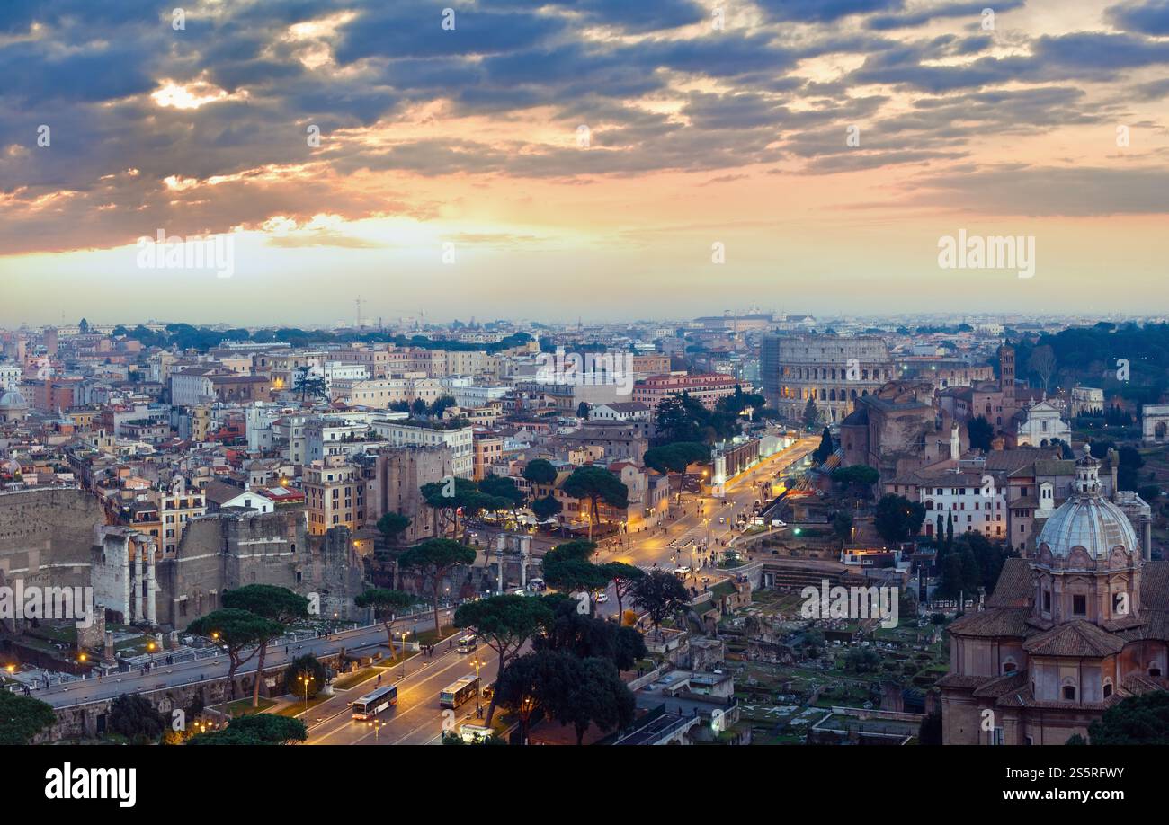 Ruines du Forum romain. Vue en soirée sur la ville de Rome depuis le sommet de Vittoriano II. Les gens sont méconnaissables. Banque D'Images