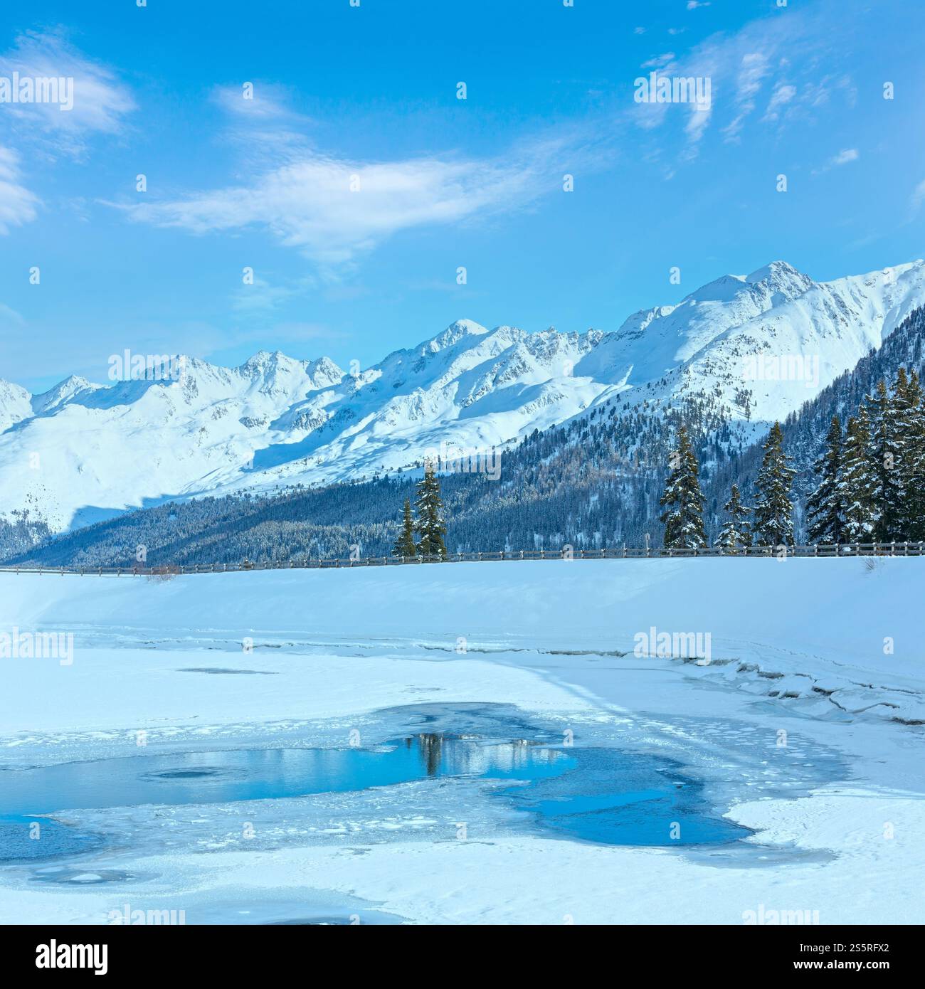 Paysage de montagne d'hiver avec le lac. Région de ski Kappl dans les montagnes du Tyrol, Autriche. Banque D'Images